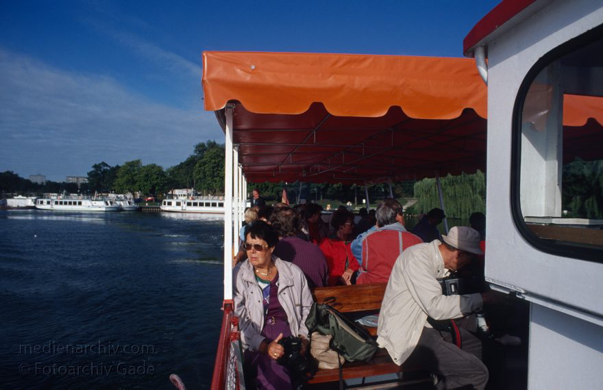 Auf dem Wasser von Röbel nach Rheinsberg
30. 8. 1994. Mecklenburg-Vorpommern. Röbel. Müritzsee. Dampferfahrt von Röbel nach Rheinsberg.)
Schlüsselwörter: Ausflugsdampfer;Dampfer;Dampferfahrt;Deutschland;Fahrgastschiffe;Germany;Mecklenburg-Vorpommern;Mecklenburg-Western Pomerania;Meckpom;Meckpomm;Mekelnborg-Vörpommern;Müritz;Röbel;Schiffe;1994;See