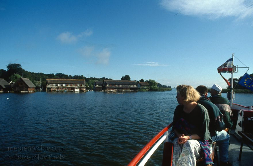 Auf dem Wasser von Röbel nach Rheinsberg
30. 8. 1994. Mecklenburg-Vorpommern. Röbel. Müritzsee. Dampferfahrt von Röbel nach Rheinsberg.)
Schlüsselwörter: Ausflugsdampfer;Dampfer;Dampferfahrt;Deutschland;Fahrgastschiffe;Germany;Mecklenburg-Vorpommern;Mecklenburg-Western Pomerania;Meckpom;Meckpomm;Mekelnborg-Vörpommern;Müritz;Röbel;Schiffe;1994;See