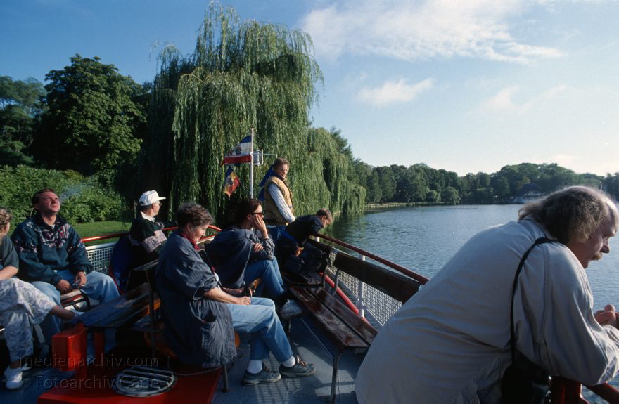 Auf dem Wasser von Röbel nach Rheinsberg
30. 8. 1994. Mecklenburg-Vorpommern. Röbel. Müritzsee. Dampferfahrt von Röbel nach Rheinsberg.)
Schlüsselwörter: Ausflugsdampfer;Dampfer;Dampferfahrt;Deutschland;Fahrgastschiffe;Germany;Mecklenburg-Vorpommern;Mecklenburg-Western Pomerania;Meckpom;Meckpomm;Mekelnborg-Vörpommern;Müritz;Röbel;Schiffe;1994;See