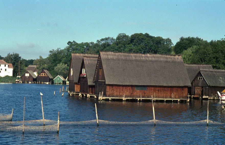 Auf dem Wasser von Röbel nach Rheinsberg
30. 8. 1994. Mecklenburg-Vorpommern. Röbel. Müritzsee. Dampferfahrt von Röbel nach Rheinsberg.)
Schlüsselwörter: Bootshaus;Deutschland;Germany;Mecklenburg-Vorpommern;Mecklenburg-Western Pomerania;Meckpom;Meckpomm;Mekelnborg-Vörpommern;Müritz;1994;Reetdach