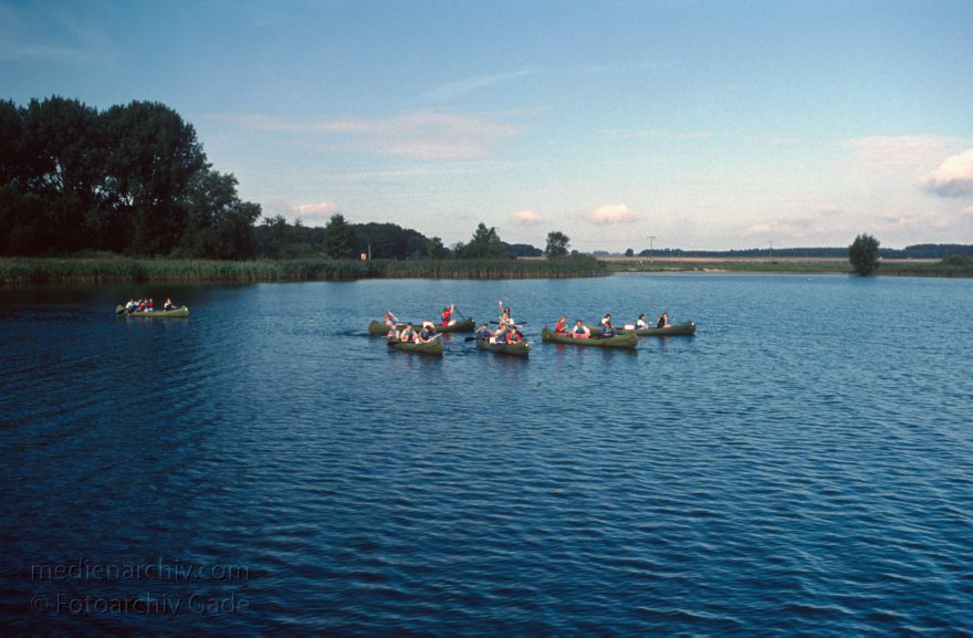 Kanus auf der Müritz
30. 8. 1994. Mecklenburg-Vorpommern. Mecklenburger Seenplatte. Müritzsee.  Kanus. Paddler. Wasserwandern
Schlüsselwörter: Dampferfahrt;Deutschland;Germany;Kanus;Mecklenburg-Vorpommern;Mecklenburg-Western Pomerania;Meckpom;Meckpomm;Mekelnborg-Vörpommern;Müritz;Paddeln;See;Wassersport;1994;Wasserwandern