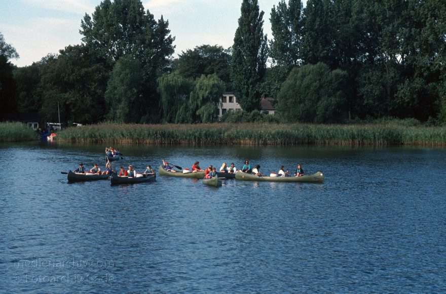 Kanus auf der Müritz
30. 8. 1994. Mecklenburg-Vorpommern. Mecklenburger Seenplatte. Müritzsee.  Kanus. Paddler. Wasserwandern
Schlüsselwörter: Dampferfahrt;Deutschland;Germany;Kanus;Mecklenburg-Vorpommern;Mecklenburg-Western Pomerania;Meckpom;Meckpomm;Mekelnborg-Vörpommern;Müritz;Paddeln;See;Wassersport;1994;Wasserwandern