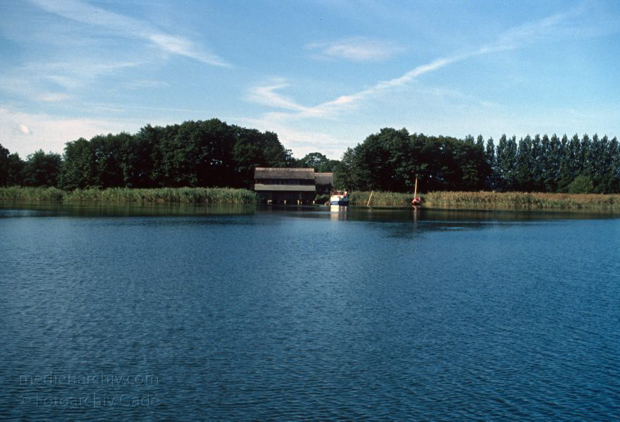 Auf dem Wasser von Röbel nach Rheinsberg
30. 8. 1994. Mecklenburg-Vorpommern. Mecklenburger Seenplatte. Müritzsee.  (Dampferfahrt von Röbel nach Rheinsberg.)
Schlüsselwörter: Dampferfahrt;Deutschland;Germany;Mecklenburg-Vorpommern;Mecklenburg-Western Pomerania;Meckpom;Meckpomm;Mekelnborg-Vörpommern;Müritz;Schiff;1994;See