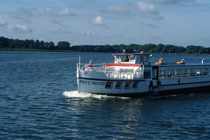 Müritzsee. Fahrgastschiff Fritz Reuter
30. 8. 1994. Mecklenburg-Vorpommern. Mecklenburger Seenplatte. Müritzsee.  Fahrgastschiff Fritz Reuter (Dampferfahrt von Röbel nach Rheinsberg.)
Schlüsselwörter: Ausflugsdampfer;Dampferfahrt;Deutschland;Fahrgastschiffe;Fritz Reuter;Germany;Mecklenburg-Vorpommern;Mecklenburg-Western Pomerania;Meckpom;Meckpomm;Mekelnborg-Vörpommern;Müritz;Schiff;Schiffe;1994;See