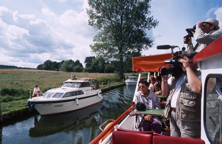 Auf dem Wasser von Röbel nach Rheinsberg
30. 8. 1994. Dampferfahrt von Röbel nach Rheinsberg. Kameramann mit Filmkamera. Motorboot.
Schlüsselwörter: Ausflugsdampfer;Boote;Deutschland;Fahrgastschiffe;Germany;Mecklenburg-Vorpommern;Mecklenburg-Western Pomerania;Meckpom;Meckpomm;Mekelnborg-Vörpommern;Schiffe;1994;Sportboote