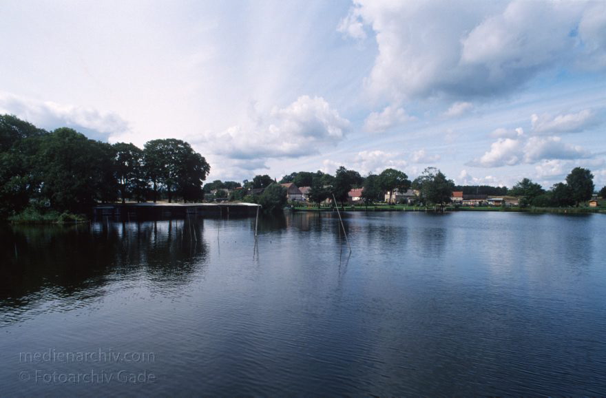 Auf dem Wasser von Röbel nach Rheinsberg
30. 8. 1994. Dampferfahrt von Röbel nach Rheinsberg.
Schlüsselwörter: Deutschland;Germany;Mecklenburg-Vorpommern;Mecklenburg-Western Pomerania;Meckpom;Meckpomm;1994;Mekelnborg-Vörpommern