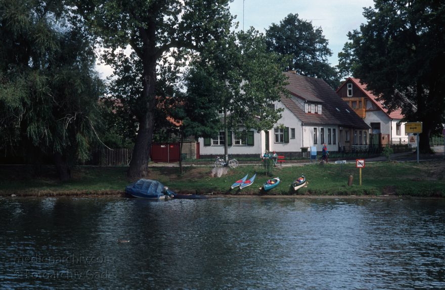 Auf dem Wasser von Röbel nach Rheinsberg
30. 8. 1994. Dampferfahrt von Röbel nach Rheinsberg.
Schlüsselwörter: Deutschland;Germany;Mecklenburg-Vorpommern;Mecklenburg-Western Pomerania;Meckpom;Meckpomm;1994;Mekelnborg-Vörpommern
