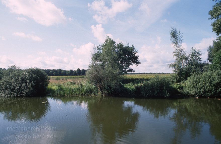 Auf dem Wasser von Röbel nach Rheinsberg
30. 8. 1994. Dampferfahrt von Röbel nach Rheinsberg.
Schlüsselwörter: Deutschland;Germany;Mecklenburg-Vorpommern;Mecklenburg-Western Pomerania;Meckpom;Meckpomm;1994;Mekelnborg-Vörpommern
