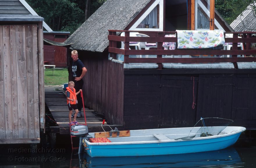 Auf dem Wasser von Röbel nach Rheinsberg
30. 8. 1994. Dampferfahrt von Röbel nach Rheinsberg. Boot am Bootshaus
Schlüsselwörter: Boot;Boote;Bootshaus;Deutschland;Germany;Mecklenburg-Vorpommern;Mecklenburg-Western Pomerania;Meckpom;Meckpomm;Mekelnborg-Vörpommern;1994;Sportboote