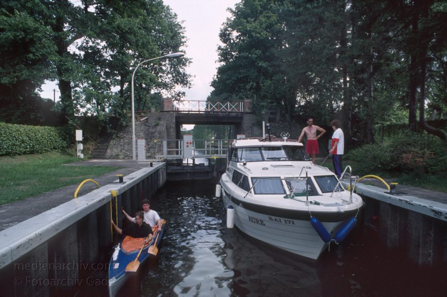Auf dem Wasser von Röbel nach Rheinsberg
30. 8. 1994. Mecklenburg-Vorpommern. Mecklenburger Seenplatte. Ein Faltboot und eine Motorjacht in einer  Schleuse des Müritz-Havel-Kanals  (Dampferfahrt von Röbel nach Rheinsberg.)
Schlüsselwörter: Boote;Dampferfahrt;Deutschland;Faltboot;Germany;Mecklenburg-Vorpommern;Mecklenburg-Western Pomerania;Meckpom;Meckpomm;Mekelnborg-Vörpommern;Müritz-Havel-Kanal;Schiff;Schiffe;Schleuse;1994;Sportboote