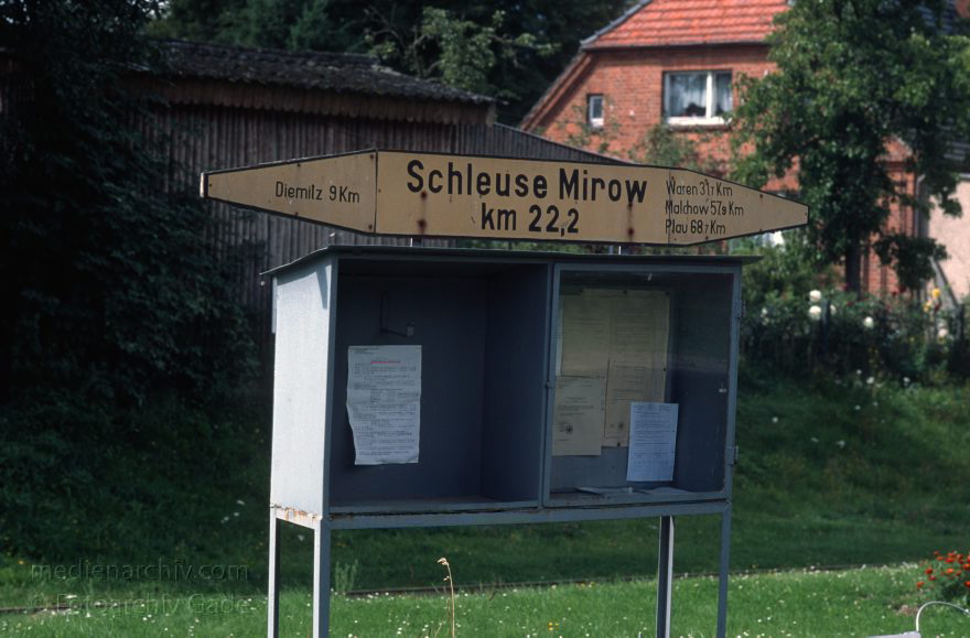 Auf dem Wasser von Röbel nach Rheinsberg
30. 8. 1994. Mecklenburg-Vorpommern. Mecklenburger Seenplatte. Schleuse des Müritz-Havel-Kanals  (Dampferfahrt von Röbel nach Rheinsberg.)
Schlüsselwörter: Boote;Dampferfahrt;Deutschland;Germany;Mecklenburg-Vorpommern;Mecklenburg-Western Pomerania;Meckpom;Meckpomm;Mekelnborg-Vörpommern;Müritz-Havel-Kanal;Schiff;Schiffe;Schleuse;1994;See