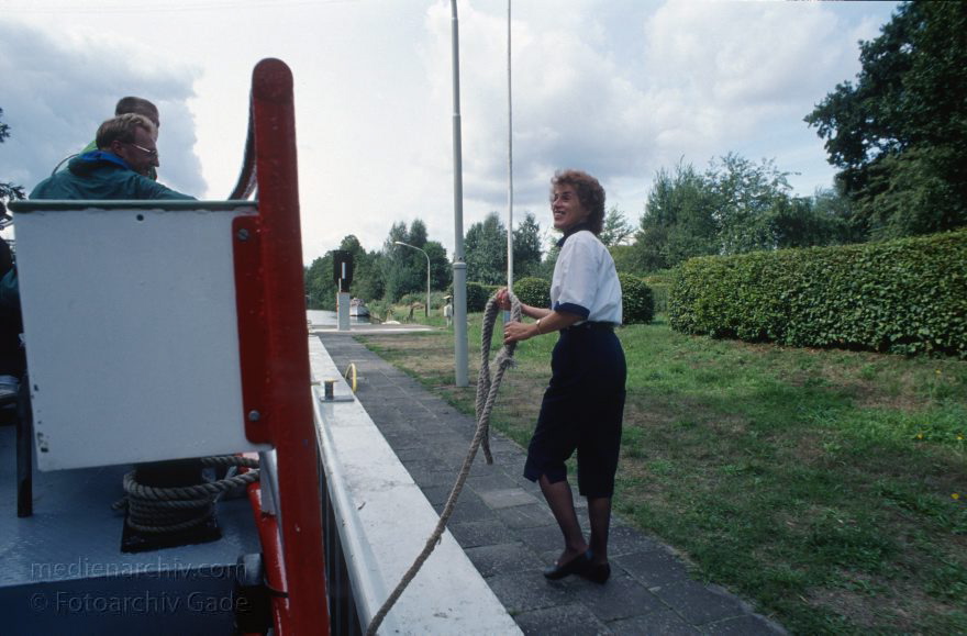 Auf dem Wasser von Röbel nach Rheinsberg
30. 8. 1994. Mecklenburg-Vorpommern. Mecklenburger Seenplatte. Die Schleusenwärterin bei einer Schleuse des Müritz-Havel-Kanals  (Dampferfahrt von Röbel nach Rheinsberg.)
Schlüsselwörter: Boote;Dampferfahrt;Deutschland;Germany;Mecklenburg-Vorpommern;Mecklenburg-Western Pomerania;Meckpom;Meckpomm;Mekelnborg-Vörpommern;Müritz-Havel-Kanal;Schiff;Schiffe;1994;Schleuse