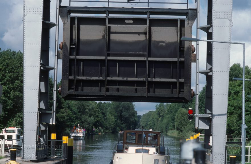 Auf dem Wasser von Röbel nach Rheinsberg
30. 8. 1994. Mecklenburg-Vorpommern. Mecklenburger Seenplatte. Schleuse des Müritz-Havel-Kanals  (Dampferfahrt von Röbel nach Rheinsberg.)
Schlüsselwörter: Boote;Dampferfahrt;Deutschland;Germany;Mecklenburg-Vorpommern;Mecklenburg-Western Pomerania;Meckpom;Meckpomm;Mekelnborg-Vörpommern;Müritz-Havel-Kanal;Schiff;Schiffe;Schleuse;1994;See