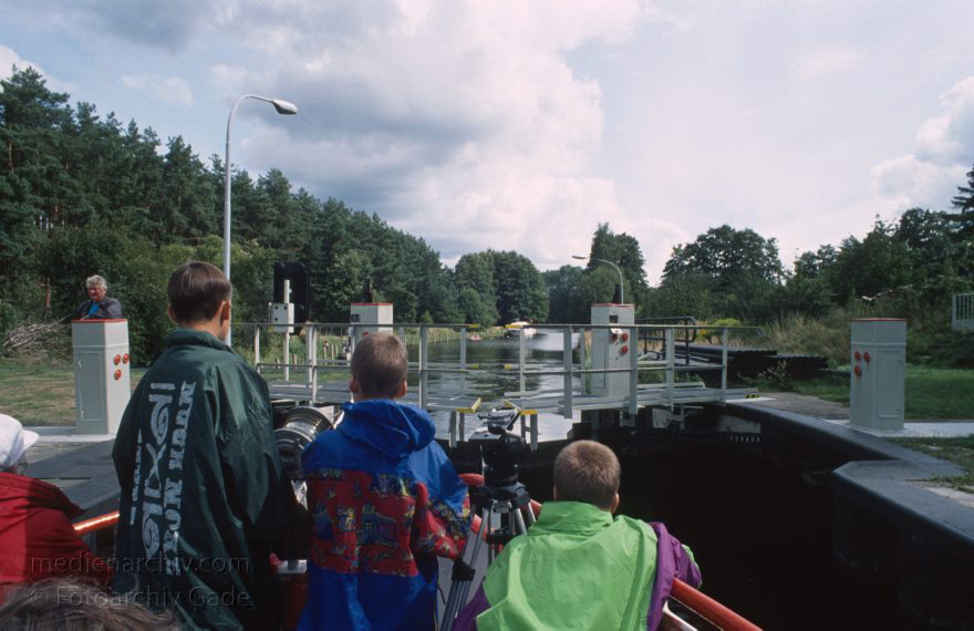 Auf dem Wasser von Röbel nach Rheinsberg
30. 8. 1994. Mecklenburg-Vorpommern. Mecklenburger Seenplatte. Schleuse des Müritz-Havel-Kanals  (Dampferfahrt von Röbel nach Rheinsberg.)
Schlüsselwörter: Boote;Dampferfahrt;Deutschland;Germany;Kinder;Mecklenburg-Vorpommern;Mecklenburg-Western Pomerania;Meckpom;Meckpomm;Mekelnborg-Vörpommern;Müritz-Havel-Kanal;Schiff;Schiffe;Schleuse;1994;See