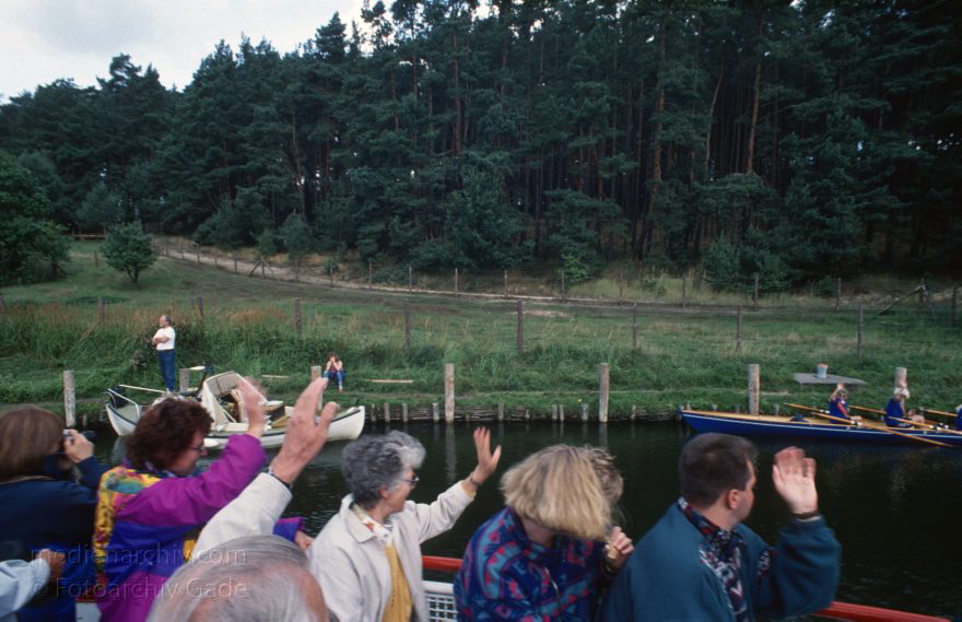 Auf dem Wasser von Röbel nach Rheinsberg
30. 8. 1994. Mecklenburg-Vorpommern. Mecklenburger Seenplatte. Schleuse des Müritz-Havel-Kanals  (Dampferfahrt von Röbel nach Rheinsberg.)
Schlüsselwörter: Dampferfahrt;Deutschland;Germany;Mecklenburg-Vorpommern;Mecklenburg-Western Pomerania;Meckpom;Meckpomm;Mekelnborg-Vörpommern;Müritz-Havel-Kanal;Schiff;1994;See