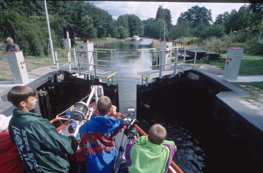 Auf dem Wasser von Röbel nach Rheinsberg
30. 8. 1994. Mecklenburg-Vorpommern. Mecklenburger Seenplatte. Schleuse des Müritz-Havel-Kanals  (Dampferfahrt von Röbel nach Rheinsberg.)
Schlüsselwörter: Boote;Dampferfahrt;Deutschland;Germany;Kinder;Mecklenburg-Vorpommern;Mecklenburg-Western Pomerania;Meckpom;Meckpomm;Mekelnborg-Vörpommern;Müritz-Havel-Kanal;Schiff;Schiffe;Schleuse;1994;See