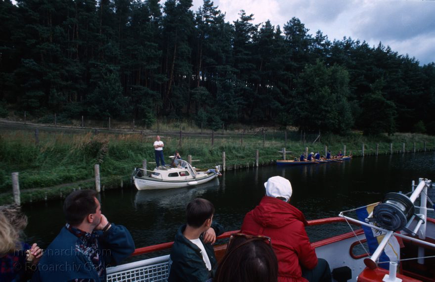 Auf dem Wasser von Röbel nach Rheinsberg
30. 8. 1994. Mecklenburg-Vorpommern. Mecklenburger Seenplatte. Müritz-Havel-Kanal  (Dampferfahrt von Röbel nach Rheinsberg.)
Schlüsselwörter: Dampferfahrt;Deutschland;Germany;Mecklenburg-Vorpommern;Mecklenburg-Western Pomerania;Meckpom;Meckpomm;Mekelnborg-Vörpommern;Müritz-Havel-Kanal;1994;Schiff