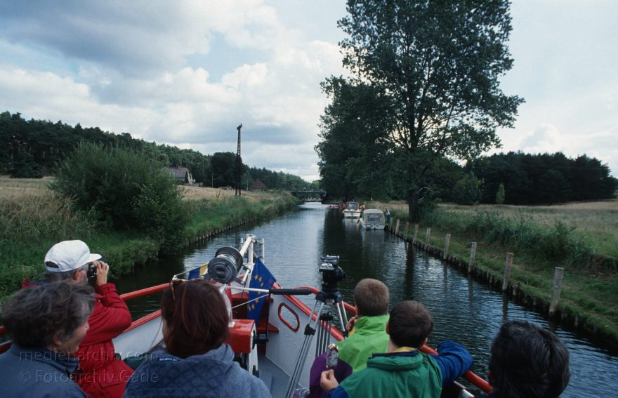 Auf dem Wasser von Röbel nach Rheinsberg
30. 8. 1994. Mecklenburg-Vorpommern. Mecklenburger Seenplatte. Müritz-Havel-Kanal  (Dampferfahrt von Röbel nach Rheinsberg.)
Schlüsselwörter: Dampferfahrt;Deutschland;Germany;Mecklenburg-Vorpommern;Mecklenburg-Western Pomerania;Meckpom;Meckpomm;Mekelnborg-Vörpommern;Müritz-Havel-Kanal;1994;Schiff
