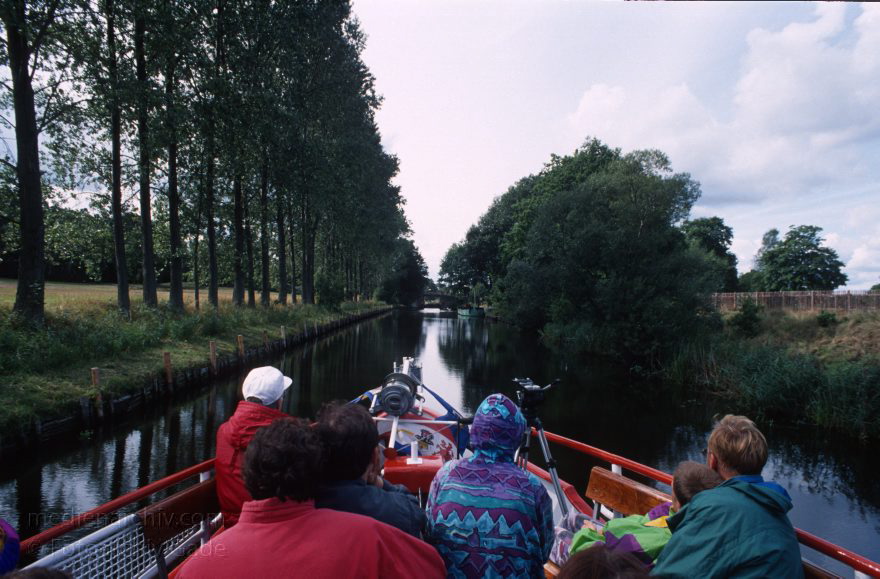 Auf dem Wasser von Röbel nach Rheinsberg
30. 8. 1994. Mecklenburg-Vorpommern. Mecklenburger Seenplatte. Müritz-Havel-Kanal  (Dampferfahrt von Röbel nach Rheinsberg.)
Schlüsselwörter: Dampferfahrt;Deutschland;Germany;Mecklenburg-Vorpommern;Mecklenburg-Western Pomerania;Meckpom;Meckpomm;Mekelnborg-Vörpommern;Müritz-Havel-Kanal;1994;Schiff
