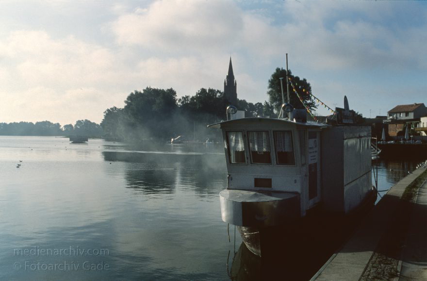 Auf dem Wasser von Röbel nach Rheinsberg
30. 8. 1994. Mecklenburg-Vorpommern. Mecklenburger Seenplatte. Nebel am Morgen in Röbel
Schlüsselwörter: Deutschland;Germany;Mecklenburg-Vorpommern;Mecklenburg-Western Pomerania;Meckpom;Meckpomm;Mekelnborg-Vörpommern;Müritz;Nebel;Röbel;Boote;Schiffe