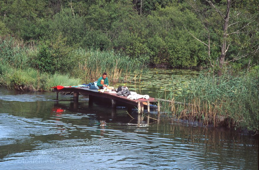 Auf dem Wasser von Röbel nach Rheinsberg
30. 8. 1994. Mecklenburg-Vorpommern. Mecklenburger Seenplatte. Rast auf einem Steg. Wasserwanderer
Schlüsselwörter: Germany;Mecklenburg-Vorpommern;Mecklenburg-Western Pomerania;Meckpom;Meckpomm;Mekelnborg-Vörpommern;Steg;Deutschland;Wasserwanderer