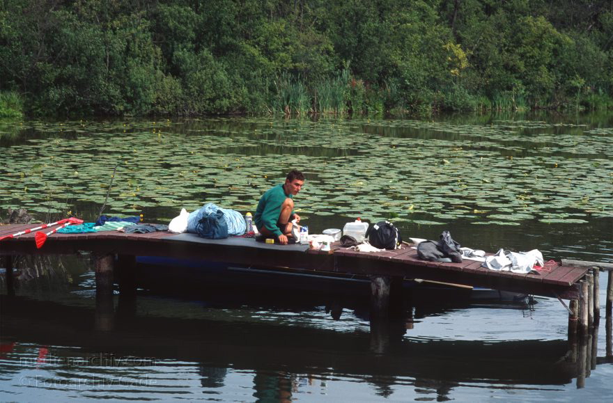 Auf dem Wasser von Röbel nach Rheinsberg
30. 8. 1994. Mecklenburg-Vorpommern. Mecklenburger Seenplatte. Rast auf einem Steg. Wasserwanderer
Schlüsselwörter: Germany;Mecklenburg-Vorpommern;Mecklenburg-Western Pomerania;Meckpom;Meckpomm;Mekelnborg-Vörpommern;Steg;Deutschland;Wasserwanderer