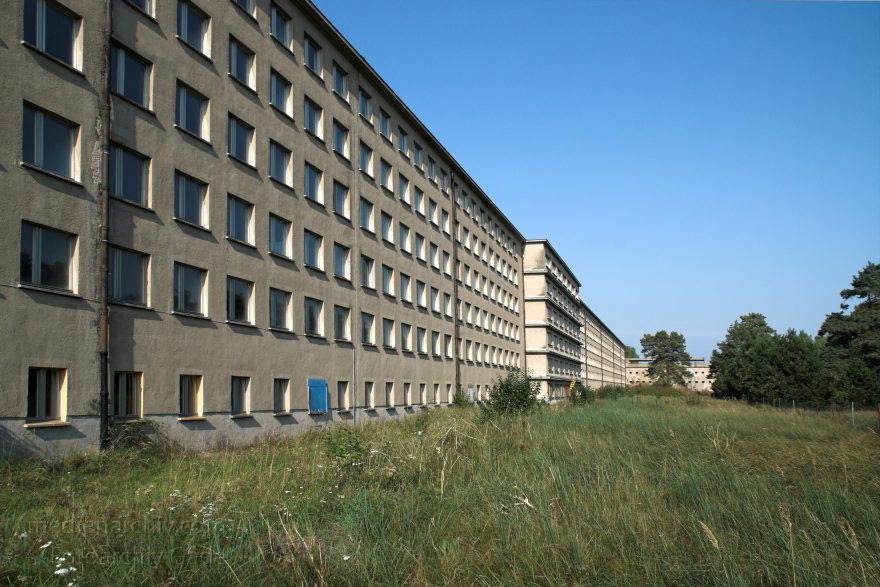 Insel Rügen. Prora
27. 9. 2009. Mecklenburg-Vorpommern. Insel Rügen. Prora. Das Seebad Prora war ein zwischen 1935 und 1939 geplantes und zum Teil auch errichtetes Seebad der Organisation Kraft durch Freude (KDF) auf Rügen.
Schlüsselwörter: Deutschland;Germany;Insel;KDF;Kraft durch Freude;Mecklenburg-Vorpommern;Mecklenburg-Western Pomerania;Meckpom;Meckpomm;Mekelnborg-Vörpommern;Ostsee;Prora;2009;Rügen