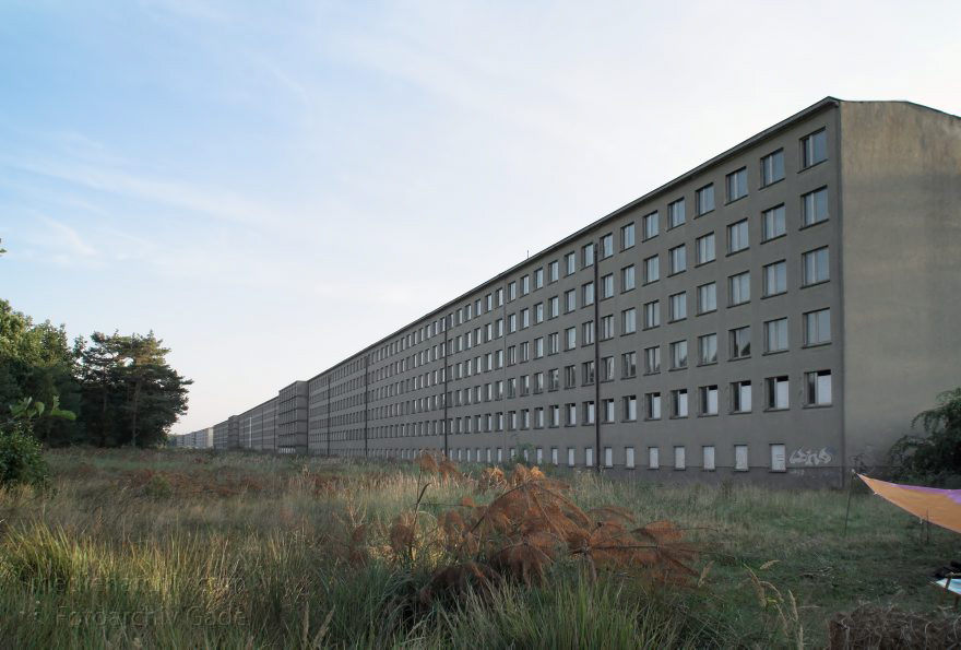 Insel Rügen. Prora
27. 9. 2009. Mecklenburg-Vorpommern. Insel Rügen. Prora. Das Seebad Prora war ein zwischen 1935 und 1939 geplantes und zum Teil auch errichtetes Seebad der Organisation Kraft durch Freude (KDF) auf Rügen.
Schlüsselwörter: Deutschland;Germany;Insel;KDF;Kraft durch Freude;Mecklenburg-Vorpommern;Mecklenburg-Western Pomerania;Meckpom;Meckpomm;Mekelnborg-Vörpommern;Ostsee;Prora;2009;Rügen