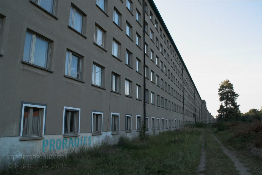 Insel Rügen. Prora
27. 9. 2009. Mecklenburg-Vorpommern. Insel Rügen. Prora. Das Seebad Prora war ein zwischen 1935 und 1939 geplantes und zum Teil auch errichtetes Seebad der Organisation Kraft durch Freude (KDF) auf Rügen.
Schlüsselwörter: Deutschland;Germany;Insel;KDF;Kraft durch Freude;Mecklenburg-Vorpommern;Mecklenburg-Western Pomerania;Meckpom;Meckpomm;Mekelnborg-Vörpommern;Ostsee;Prora;2009;Rügen