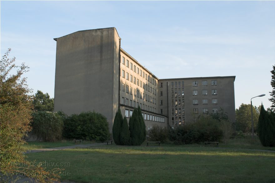 Insel Rügen. Prora
27. 9. 2009. Mecklenburg-Vorpommern. Insel Rügen. Prora. Das Seebad Prora war ein zwischen 1935 und 1939 geplantes und zum Teil auch errichtetes Seebad der Organisation Kraft durch Freude (KDF) auf Rügen.
Schlüsselwörter: Deutschland;Germany;Insel;KDF;Kraft durch Freude;Mecklenburg-Vorpommern;Mecklenburg-Western Pomerania;Meckpom;Meckpomm;Mekelnborg-Vörpommern;Ostsee;Prora;2009;Rügen