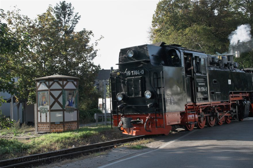 Insel Rügen. 'Rasender Roland' in Sellin
27. 9. 2009. Mecklenburg-Vorpommern. Insel Rügen. Eisenbahn. Zug. Der 'Rasender Roland' in Sellin.
Schlüsselwörter: Deutschland;Eisenbahn;Germany;Insel;Mecklenburg-Vorpommern;Mecklenburg-Western Pomerania;Meckpom;Meckpomm;Mekelnborg-Vörpommern;Rasender Roland;Rügen;Sellin;2009;Zug