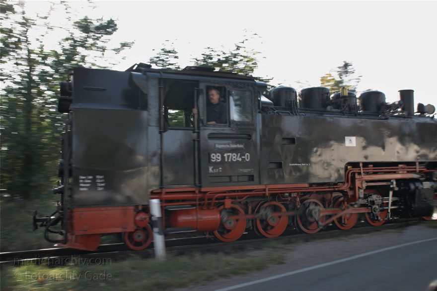Insel Rügen. 'Rasender Roland' in Sellin
27. 9. 2009. Mecklenburg-Vorpommern. Insel Rügen. Eisenbahn. Zug. Der 'Rasender Roland' in Sellin.
Schlüsselwörter: Deutschland;Eisenbahn;Germany;Insel;Mecklenburg-Vorpommern;Mecklenburg-Western Pomerania;Meckpom;Meckpomm;Mekelnborg-Vörpommern;Rasender Roland;Rügen;Sellin;2009;Zug