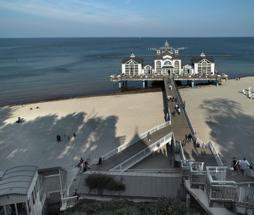Insel Rügen. Sellin. Seebrücke.
27. 9. 2009. Mecklenburg-Vorpommern. Insel Rügen. Sellin. Seebrücke. Strand. Ostsee. Meer. (Panorama aus mehreren Einzelaufnahmen)
Schlüsselwörter: Baltic Sea;Deutschland;Germany;Insel;Mecklenburg-Vorpommern;Mecklenburg-Western Pomerania;Meckpom;Meckpomm;Meer;Mekelnborg-Vörpommern;Ostsee;Rügen;Seebrücke;Sellin;2009;Strand