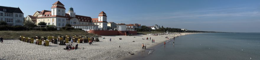 Insel Rügen. Binz.
27. 9. 2009. Mecklenburg-Vorpommern. Insel Rügen. Binz. Strand. Strandkorb. Strandkörbe. Sandstrand. Urlaub. Sonnen. Ostsee. Meer. Küste. Kurhaus.
Schlüsselwörter: Baltic Sea;Binz;Deutschland;Germany;Insel;Kurhaus;Mecklenburg-Vorpommern;Mecklenburg-Western Pomerania;Meckpom;Meckpomm;Meer;Mekelnborg-Vörpommern;Ostsee;Rügen;Sandstrand;Sonnen;Strand;Strandkorb;Strandkörbe;2009;Urlaub