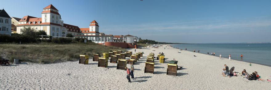 Insel Rügen. Binz.
27. 9. 2009. Mecklenburg-Vorpommern. Insel Rügen. Binz. Strand. Strandkorb. Strandkörbe. Sandstrand. Urlaub. Sonnen. Ostsee. Meer. Küste. Kurhaus.
Schlüsselwörter: Baltic Sea;beach chair;Binz;Deutschland;Germany;Insel;Kurhaus;Mecklenburg-Vorpommern;Mecklenburg-Western Pomerania;Meckpom;Meckpomm;Meer;Mekelnborg-Vörpommern;Ostsee;Rügen;Sandstrand;Sonnen;Strand;Strandkorb;Strandkörbe;2009;Urlaub