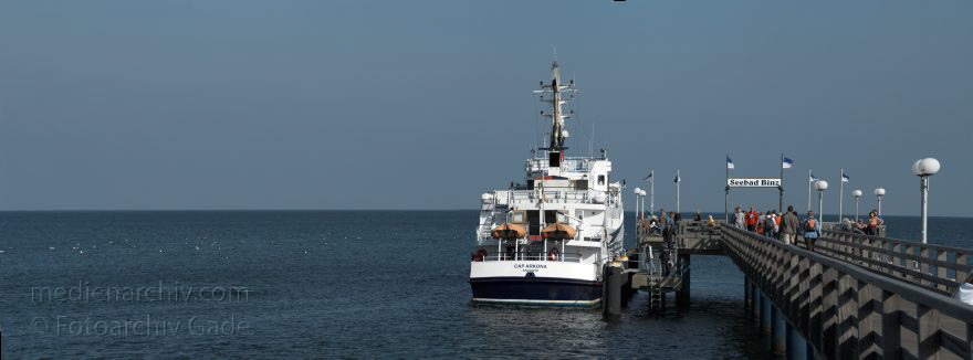 Insel Rügen. Binz.
27. 9. 2009. Mecklenburg-Vorpommern. Insel Rügen. Binz. Ostsee. Meer. Küste. Schiff an der Seebrücke. (Panorama aus mehreren Einzelbildern)
Schlüsselwörter: Baltic Sea;Binz;Boote;Deutschland;Germany;Insel;Mecklenburg-Vorpommern;Mecklenburg-Western Pomerania;Meckpom;Meckpomm;Meer;Mekelnborg-Vörpommern;Ostsee;Rügen;Schiff;Schiffe;2009;Seebrücke