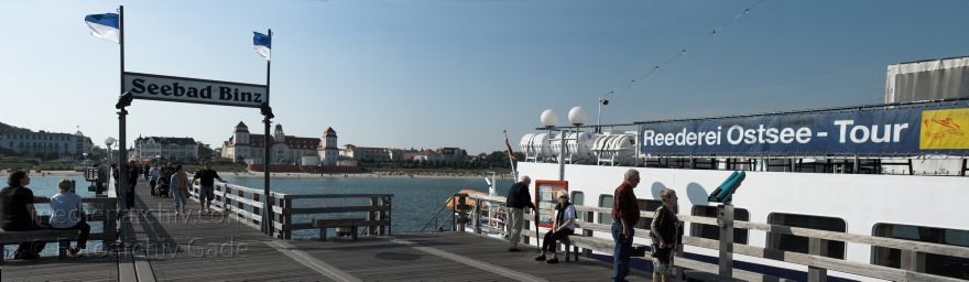 Insel Rügen. Binz.
27. 9. 2009. Mecklenburg-Vorpommern. Insel Rügen. Binz. Ostsee. Meer. Küste. Schiff an der Seebrücke. (Panorama aus mehreren Einzelbildern)
Schlüsselwörter: Baltic Sea;Binz;Boote;Deutschland;Germany;Insel;Mecklenburg-Vorpommern;Mecklenburg-Western Pomerania;Meckpom;Meckpomm;Meer;Mekelnborg-Vörpommern;Ostsee;Rügen;Schiff;Schiffe;2009;Seebrücke