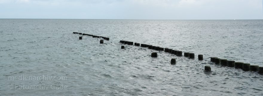 Insel Rügen. Am Strand bei Glowe.
26. 9. 2009. Mecklenburg-Vorpommern. Insel Rügen. Am Strand bei Glowe. Ostsee. Küste. Meer. (Panorama aus mehreren Einzelaufnahmen)
Schlüsselwörter: Baltic Sea;Buhnen;Deutschland;Germany;Glowe;Holzpfahl;Insel;Mecklenburg-Vorpommern;Mecklenburg-Western Pomerania;Meckpom;Meckpomm;Meer;Mekelnborg-Vörpommern;Ostsee;2009;Rügen