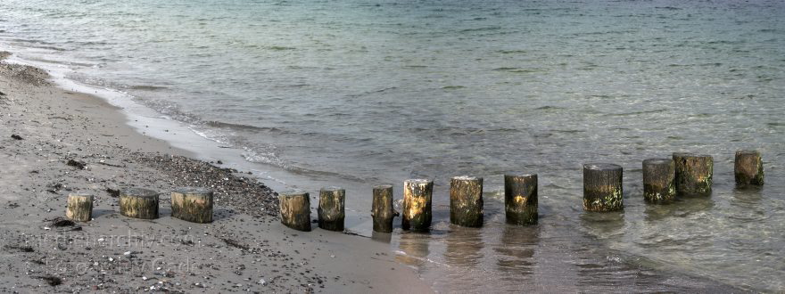 Insel Rügen. Am Strand bei Glowe.
26. 9. 2009. Mecklenburg-Vorpommern. Insel Rügen. Am Strand bei Glowe. Ostsee. Küste. Meer. (Panorama aus mehreren Einzelaufnahmen)
Schlüsselwörter: Baltic Sea;Buhnen;Deutschland;Germany;Glowe;Holzpfahl;Insel;Mecklenburg-Vorpommern;Mecklenburg-Western Pomerania;Meckpom;Meckpomm;Meer;Mekelnborg-Vörpommern;Ostsee;2009;Rügen