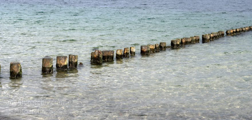 Insel Rügen. Am Strand bei Glowe.
26. 9. 2009. Mecklenburg-Vorpommern. Insel Rügen. Am Strand bei Glowe. Ostsee. Küste. Meer. (Panorama aus mehreren Einzelaufnahmen)
Schlüsselwörter: Baltic Sea;Buhnen;Deutschland;Germany;Glowe;Holzpfahl;Insel;Mecklenburg-Vorpommern;Mecklenburg-Western Pomerania;Meckpom;Meckpomm;Meer;Mekelnborg-Vörpommern;Ostsee;2009;Rügen