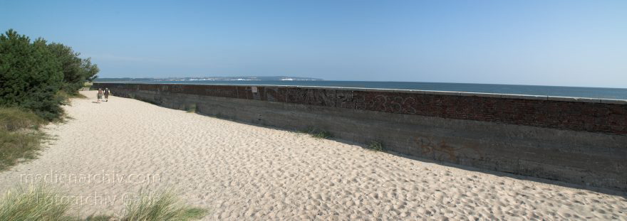 Insel Rügen. Prora
27. 9. 2009. Mecklenburg-Vorpommern. Insel Rügen. Prora. Das Seebad Prora war ein zwischen 1935 und 1939 geplantes und zum Teil auch errichtetes Seebad der Organisation Kraft durch Freude (KDF) auf Rügen. Sand. Ostsee. Ruinen am Strand.
Schlüsselwörter: Deutschland;Germany;Insel;KDF;Kraft durch Freude;Mecklenburg-Vorpommern;Mecklenburg-Western Pomerania;Meckpom;Meckpomm;Mekelnborg-Vörpommern;Ostsee;Prora;Rügen;2009;Strand