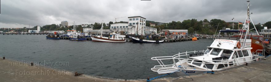 Insel Rügen. Sassnitz. Fischereihafen.
28. 9. 2009. Mecklenburg-Vorpommern. Insel Rügen. Sassnitz. Fischereihafen. Ostsee. Küste. Schiffe. Fischkutter. (Panorama aus mehreren Einzelaufnahmen)
Schlüsselwörter: Baltic Sea;Boote;Deutschland;Fischkutter;Germany;Hafen;Insel;Mecklenburg-Vorpommern;Mecklenburg-Western Pomerania;Meckpom;Meckpomm;Meer;Mekelnborg-Vörpommern;Ostsee;Rügen;Sassnitz;2009;Schiffe