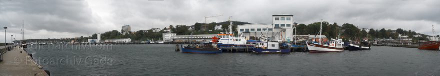 Insel Rügen. Sassnitz. Fischereihafen.
28. 9. 2009. Mecklenburg-Vorpommern. Insel Rügen. Sassnitz. Fischereihafen. Ostsee. Küste. Schiffe. Fischkutter. (Panorama aus mehreren Einzelaufnahmen)
Schlüsselwörter: Baltic Sea;Deutschland;Fischkutter;Germany;Hafen;Insel;Mecklenburg-Vorpommern;Mecklenburg-Western Pomerania;Meckpom;Meckpomm;Meer;Mekelnborg-Vörpommern;Ostsee;Rügen;Sassnitz;2009;Schiffe