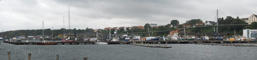 Insel Rügen. Sassnitz. Fischereihafen.
28. 9. 2009. Mecklenburg-Vorpommern. Insel Rügen. Sassnitz. Fischereihafen. Ostsee. Küste. Schiffe. Fischkutter. (Panorama aus mehreren Einzelaufnahmen)
Schlüsselwörter: Baltic Sea;Deutschland;Fischkutter;Germany;Hafen;Insel;Mecklenburg-Vorpommern;Mecklenburg-Western Pomerania;Meckpom;Meckpomm;Meer;Mekelnborg-Vörpommern;Ostsee;Rügen;Sassnitz;2009;Schiffe