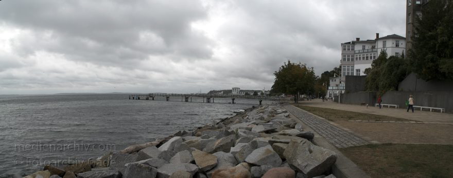 Insel Rügen. Sassnitz.
28. 9. 2009. Mecklenburg-Vorpommern. Insel Rügen. Sassnitz. Ostsee. Küste. (Panorama aus mehreren Einzelaufnahmen)
Schlüsselwörter: Baltic Sea;Deutschland;Germany;Insel;Mecklenburg-Vorpommern;Mecklenburg-Western Pomerania;Meckpom;Meckpomm;Meer;Mekelnborg-Vörpommern;Ostsee;Rügen;2009;Sassnitz