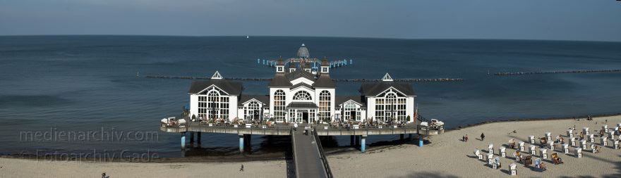 Insel Rügen. Sellin. Seebrücke.
27. 9. 2009. Mecklenburg-Vorpommern. Insel Rügen. Sellin. Seebrücke. Strand. Ostsee. Meer. (Panorama aus mehreren Einzelaufnahmen)
Schlüsselwörter: Baltic Sea;beach chair;Deutschland;Germany;Insel;Mecklenburg-Vorpommern;Mecklenburg-Western Pomerania;Meckpom;Meckpomm;Meer;Mekelnborg-Vörpommern;Ostsee;Rügen;Seebrücke;Sellin;Strand;Strandkorb;2009;Strandkörbe