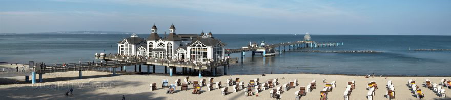 Insel Rügen. Sellin. Seebrücke.
27. 9. 2009. Mecklenburg-Vorpommern. Insel Rügen. Sellin. Seebrücke. Strand. Ostsee. Meer. (Panorama aus mehreren Einzelaufnahmen)
Schlüsselwörter: Baltic Sea;beach chair;Deutschland;Germany;Insel;Mecklenburg-Vorpommern;Mecklenburg-Western Pomerania;Meckpom;Meckpomm;Meer;Mekelnborg-Vörpommern;Ostsee;Rügen;Seebrücke;Sellin;Strand;Strandkorb;2009;Strandkörbe