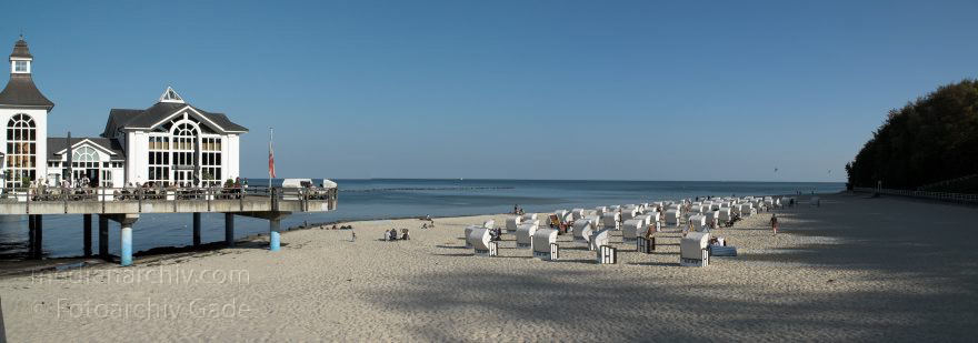 Insel Rügen. Sellin. Seebrücke.
27. 9. 2009. Mecklenburg-Vorpommern. Insel Rügen. Sellin. Seebrücke. Strand. Ostsee. Meer. (Panorama aus mehreren Einzelaufnahmen)
Schlüsselwörter: Baltic Sea;beach chair;Deutschland;Germany;Insel;Mecklenburg-Vorpommern;Mecklenburg-Western Pomerania;Meckpom;Meckpomm;Meer;Mekelnborg-Vörpommern;Ostsee;Rügen;Seebrücke;Sellin;Strand;Strandkorb;2009;Strandkörbe