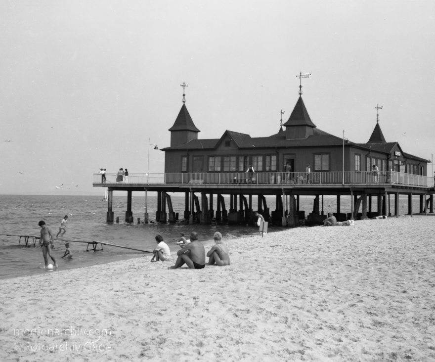 Usedom. Strand bei Ahlbeck. Seebrücke
Juni 1990. Mecklenburg-Vorpommern. Ostseeinsel Usedom. Am Strand bei Ahlbeck.
Schlüsselwörter: Ahlbeck;DDR;Deutschland;Germany;Mecklenburg-Vorpommern;Mecklenburg-Western Pomerania;Meckpom;Meckpomm;Mekelnborg-Vörpommern;Ostsee;Seebrücke;Strand;1990;Usedom