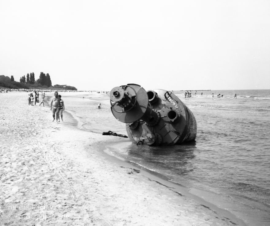 Usedom. Am Stand. Ostsee
Juni 1990. Mecklenburg-Vorpommern. Ostseeinsel Usedom. Am Strand bei Ahlbeck. Gestrandete Boje
Schlüsselwörter: Ahlbeck;Boje;DDR;Deutschland;Germany;Mecklenburg-Vorpommern;Mecklenburg-Western Pomerania;Meckpom;Meckpomm;Mekelnborg-Vörpommern;Ostsee;Strand;1990;Usedom